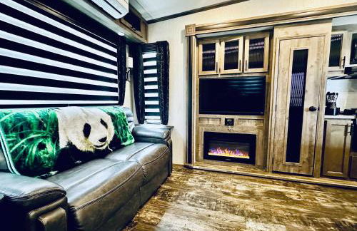 Puffy Panda RV-Hot Tub-Sleeps 2 - Foto 1