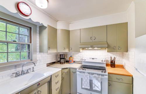 Ambient Manchester Village Abode with Deck and Pond! - Foto 9