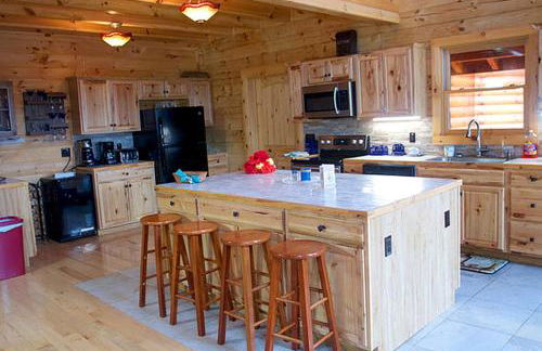 Gorgeous Log Cabin Rental near the Blue Ridge Mountains in Dobson, North Carolina - Foto 3