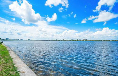 Deluxe Waterfront Villa with BBQ, Pool and Game Room - Photo 47