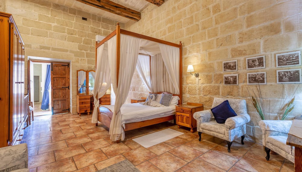 Ta'leli Pool Farmhouse in Gozo - Photo 1, Room