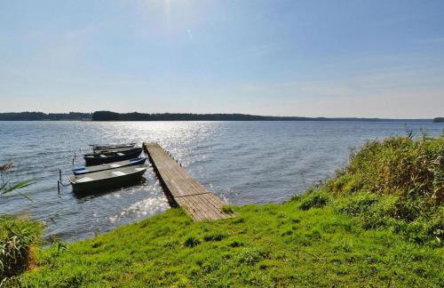 Lakeside holiday home, private garden - Photo 25