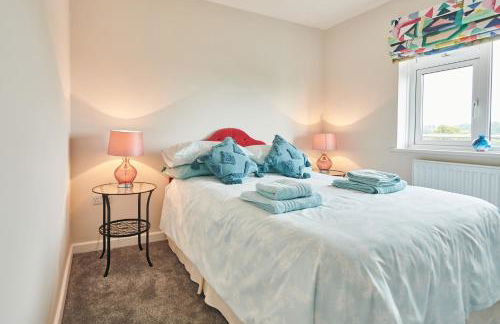 Lloret, Contemporary Retreat with Hot Tub & Waterside Views - Photo 20