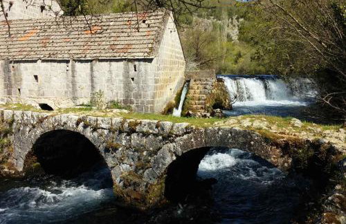 Waterfall House Getaway - Photo 24