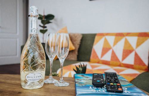 Cozy Waterfront Apartment - Free Parking & Wi-Fi - Photo 36