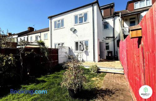 Ground Floor 1 Bedroom Apartment close to Woking train station - Foto 13