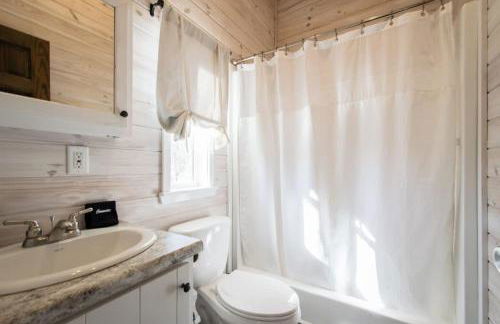 Cozy 1BR Tiny Home with Pool Access and Free Tix - Foto 14