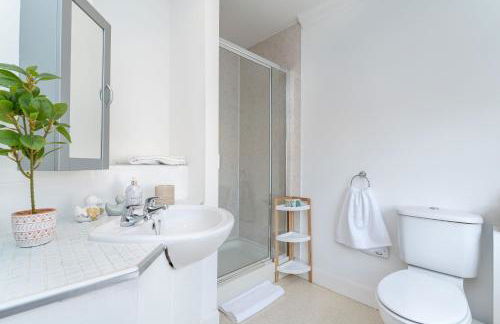 NEW Four Bedroom House - all rooms ensuite - Photo 37