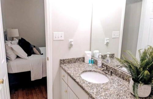 Pet Friendly condo, walk to the Masters - Foto 25