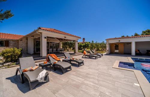 Luxury Villa Nature with heated private pool, sauna & fire pit, a short walk to the beach - Photo 7