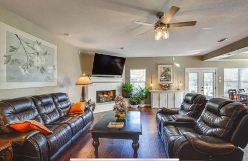 Massive lakefront home with HOT TUB - Foto 43