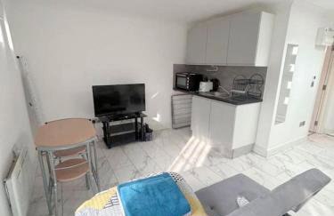 Large Open Plan Flat in Morden, South London - Photo 3