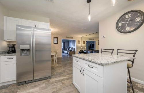 Hook, Line and Leisure Lakefront Gem with Porch! - Foto 15