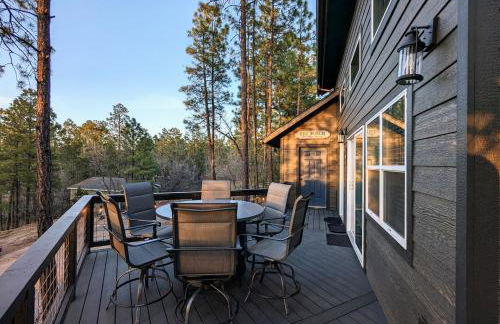 Pinetop Getaway with Sunset Deck & Fire Pit Table - Foto 19