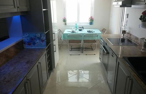 Overlooking the blue sea - Foto 11