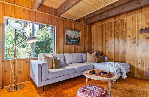 Pet & Kid Friendly Cozy Cabin, BBQ, Firepit, Outdoor Dining, Forest Views - Photo 13