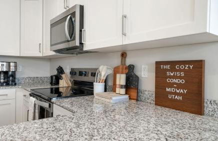 Cozy Swiss Condo -King Bed, Sleeps 6, Free Blanket - Foto 9