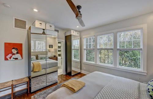 Modern 2BR Condo with Sunroom near Uptown - Foto 19