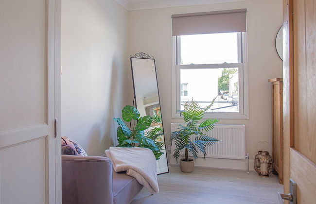 Stunning Townhouse with Large Garden - Photo 10