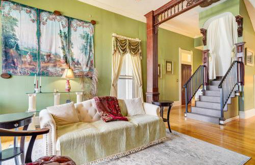 Historic Home with Fireplace and Porch Walkable Area! - Foto 7