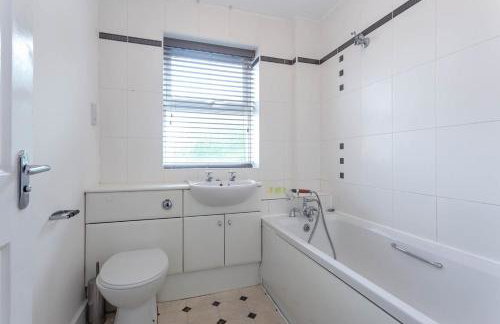 4 bed home, driveway parking ideally located in Latchford, Warrington - Executive St Marys House - Foto 39