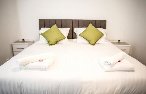 Halford House 3 Bed Town Centre Home from Home with Parking for 2 cars Prime Location Tamworth - Photo 9