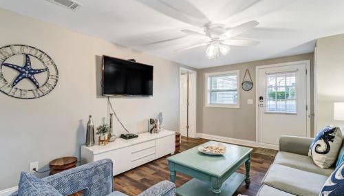 Tropical Beach Bungalow Down - Backyard - Grill - Across Street from Beach - Foto 2