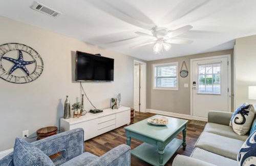 Tropical Beach Bungalow Down - Backyard - Grill - Across Street from Beach - Foto 2