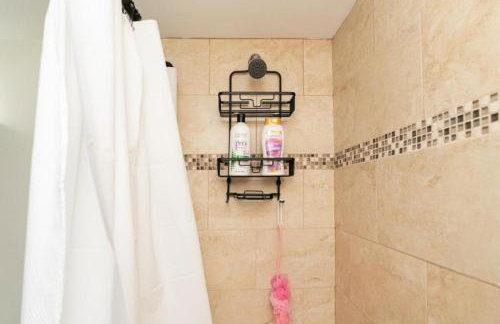 988 - 2 4BR Boston Cozy Getaway near Geneva Cliffs - Foto 20