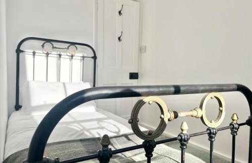 Janies Cottage~ Mousehole~Eclectic Interiors & Vintage Charm - Photo 13