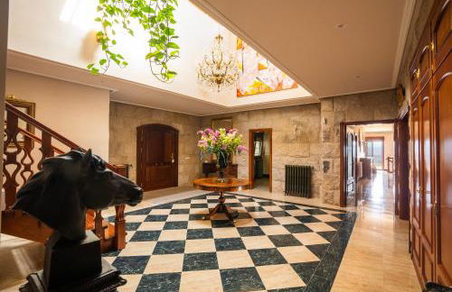 Mansión con Jacuzzi a 40 grados, gran piscina y Pádel - Photo 62