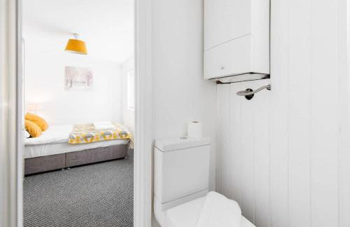 4-Bed Home for Contractors - Parking - Walk to Hospital - Foto 13