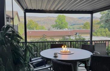 Lakeside luxury with hot tub and pool - Foto 13