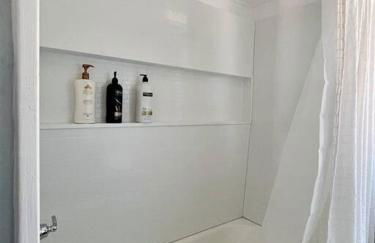 Green Roof Inn - Centrally Located 2BR/1BA Home - Foto 10