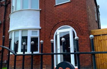 Modern 3-BR Home on Edge of City Center With Free Parking - Foto 28