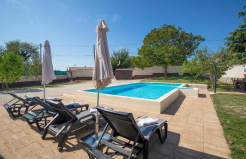 Three-Bedroom Holiday Home In Divsici - Foto 10