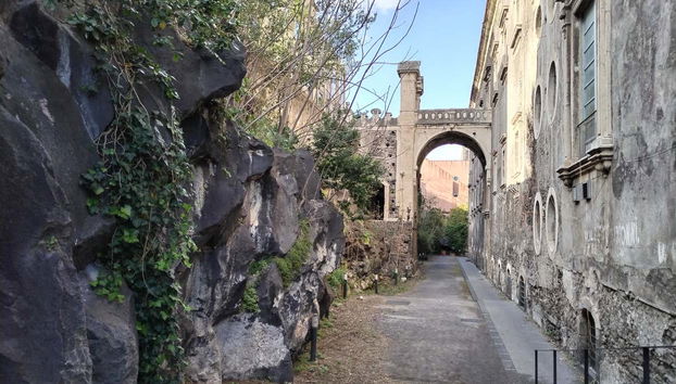 Coladas de lava solidificada en las calles de Catania