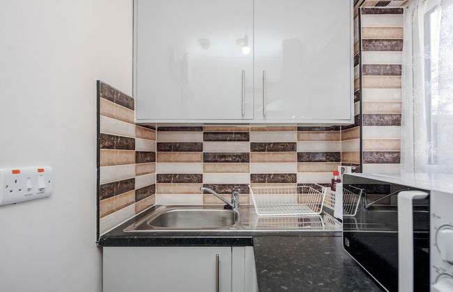 Remarkable 1-bed Studio in Dagenham - Photo 6