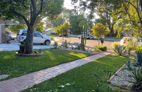 Granada Hills Private Unique Pool Luxury 4BR Family Retreat - Patio, Outdoor Dining, BBQ Grill, & Free Parking - Foto 54