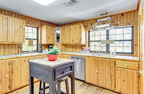 Hike, Fish and Explore Family Cabin in Sulphur! - Foto 12