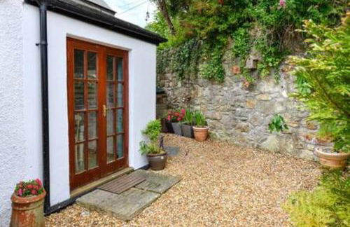 Beautiful cottage a stones throw from the beach. - Photo 24