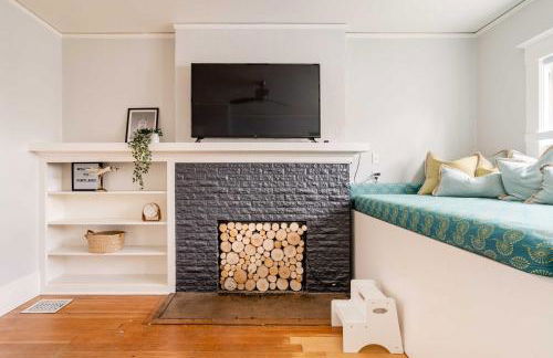 Stay Portland - PDX Art Deco Lounge - Local Eateries, Bars & Shops - Photo 2