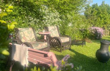 The Pink Cottage upstairs suite & Garden Summer Room - Foto 9