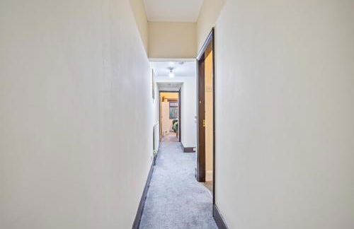 Spacious 4 Bedroom Home Near City Centre Sleeps 11 with Free Parking - Foto 20