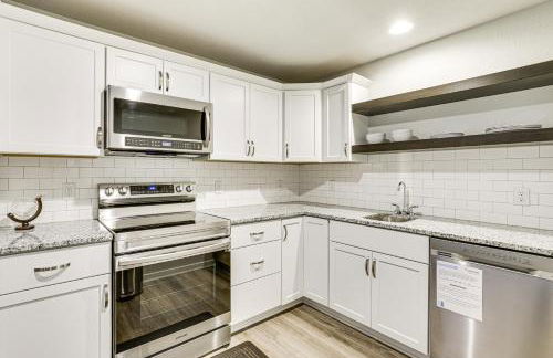 Spacious and Modern Home with Deck in Oregon! - Foto 16