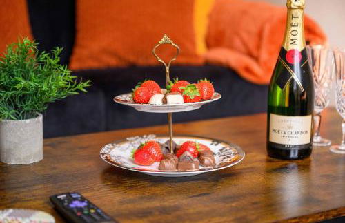 Metrolink Steps Away • Fast City & Airport Links - Foto 7