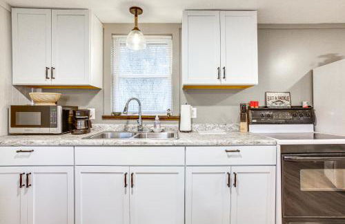 Updated Wellston Cabin, Walk to Lake Beach and Dock! - Foto 14