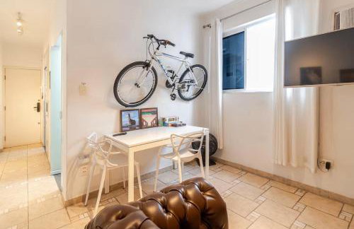 Comfortable Gonzaga Apartament - Em 1 minuto a pé tá na PRAIA Gonzaga em Santos e no Shopping Balneário, 2 ar-condicionados, portaria 24 horas, elevador, 1 vaga carro Gratís, wi-fi Grátis, enxoval Gratuito, PRAIA Santos Gonzaga, Bicicleta disponí - Foto 1