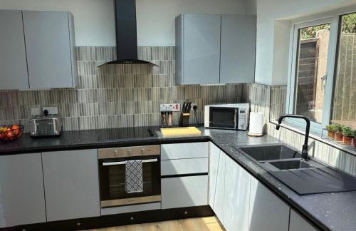 Luxury 5-bed Bungalow, Hot Tub, Games & Gated Parking - Foto 14