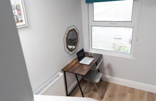 Large newly refurbished modern house, part sea views, south facing garden, parking - Photo 9